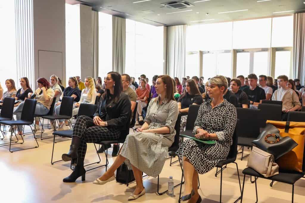 Izbori su, a imamo li izbora? Širenje političke pismenosti među mladima u svjetlu superizborne godine 2
