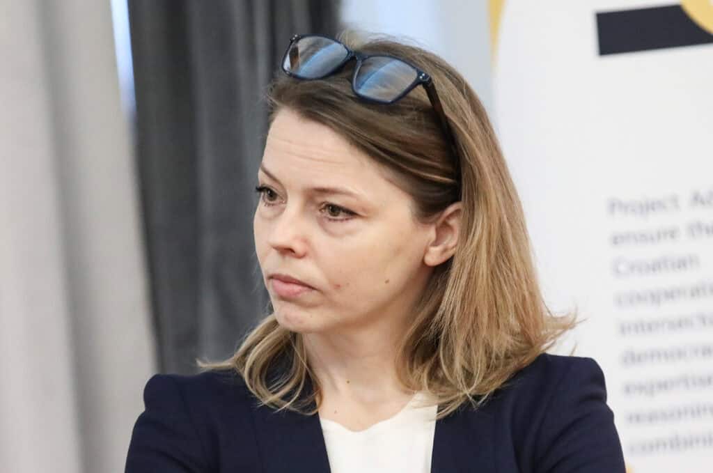 Mlađe osobe, manje obrazovani i građani desnih svjetonazora skloniji su vjerovati u teorije zavjera  5