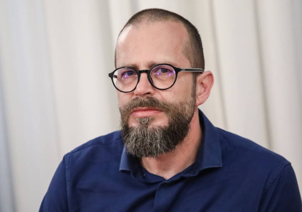 Mlađe osobe, manje obrazovani i građani desnih svjetonazora skloniji su vjerovati u teorije zavjera  4