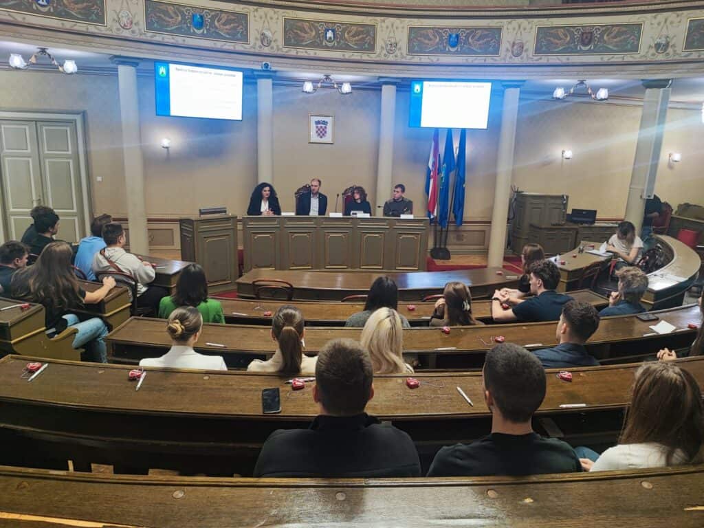 Srednjoškolci iz Zagreba posjetili Gradsku skupštinu 6
