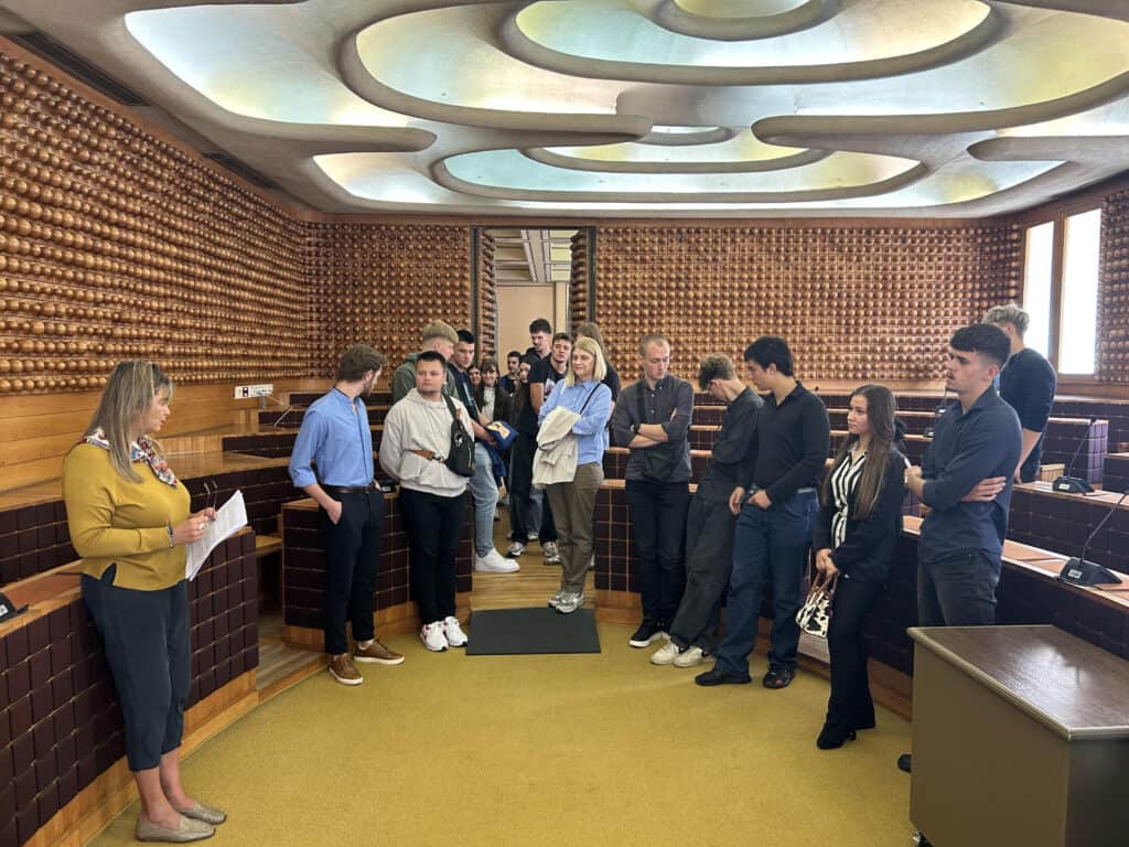 Srednjoškolci iz Zagreba posjetili Gradsku skupštinu 5