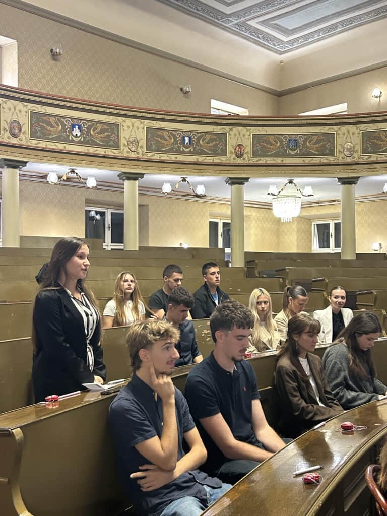 Srednjoškolci iz Zagreba posjetili Gradsku skupštinu 4
